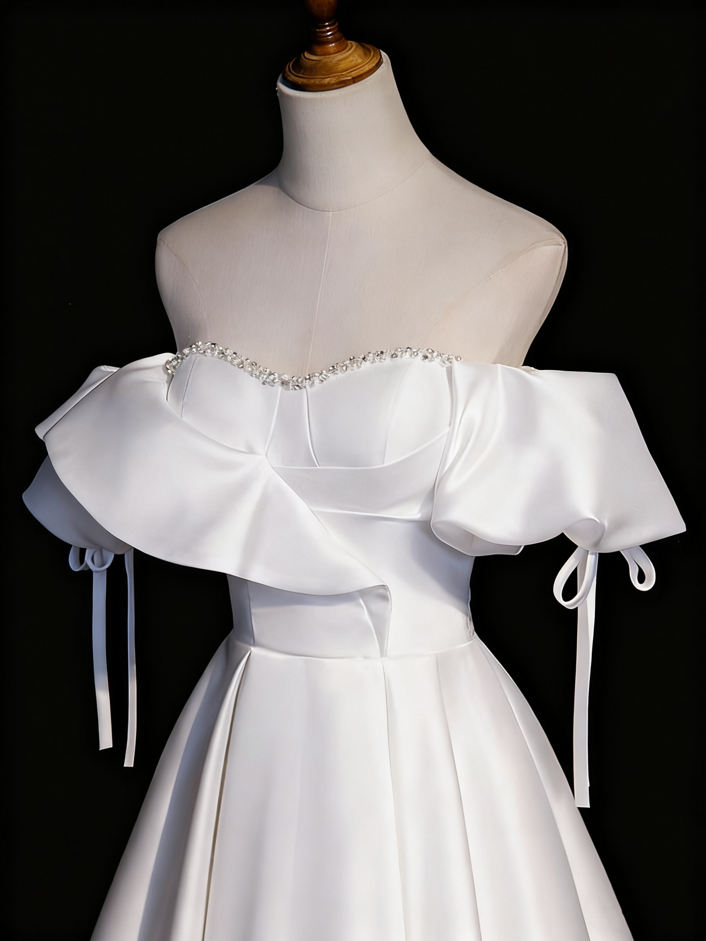 Robe de mariée élégante à volants et épaules dénudées D3296