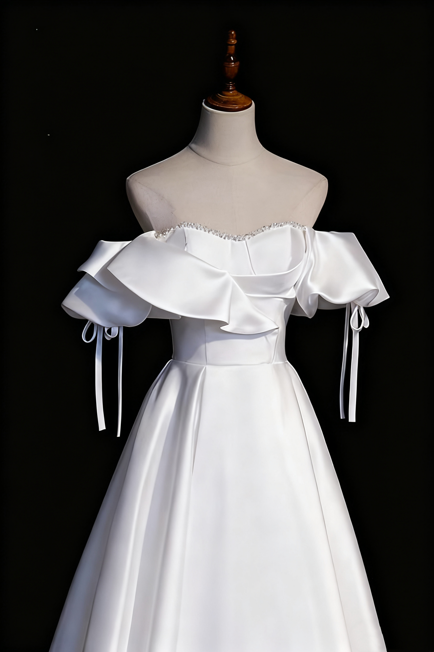 Robe de mariée élégante à volants et épaules dénudées D3296