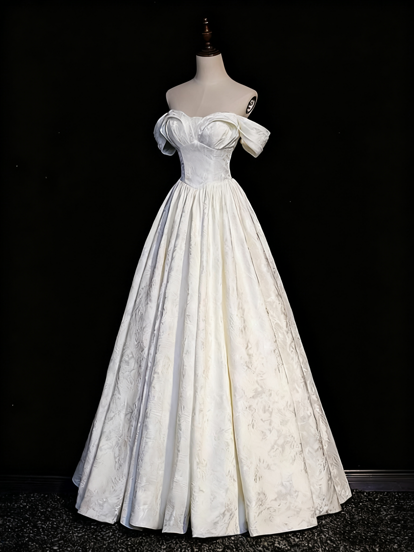 Charmante robe de mariée plissée à épaules dénudées D3300