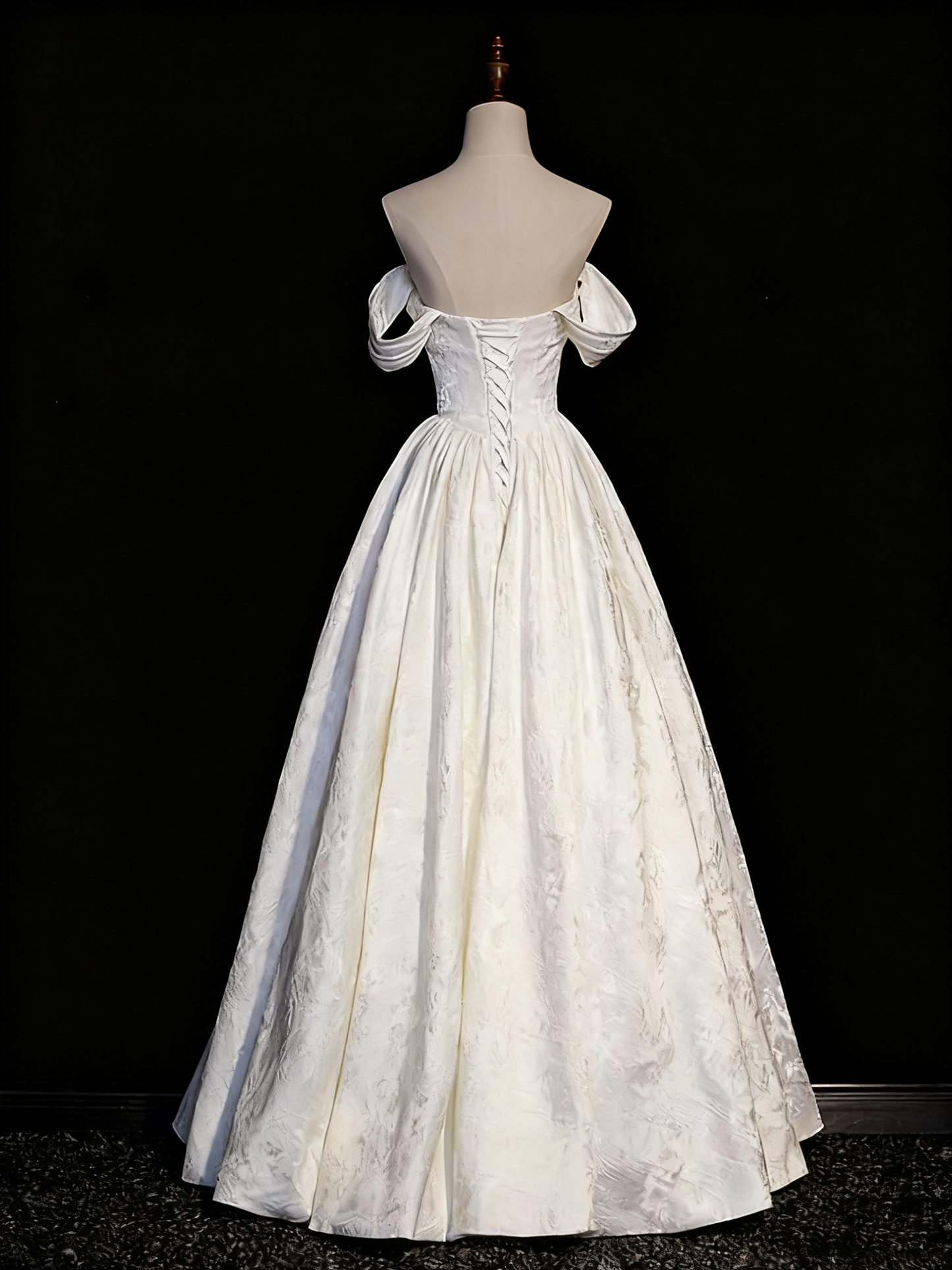 Charmante robe de mariée plissée à épaules dénudées D3300