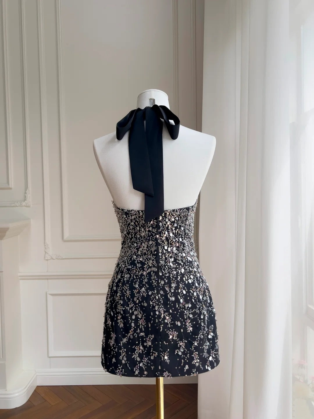 Robe de soirée noire brillante, coupe trapèze, col licou, courte, tenue de bal, de fête d'anniversaire, de cocktail, D3337