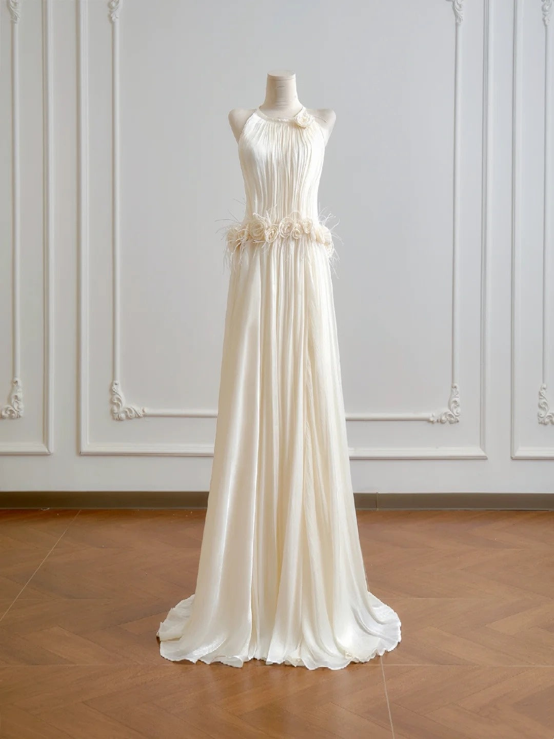 Charmante robe de mariée trapèze à col ras du cou et plissée D3387