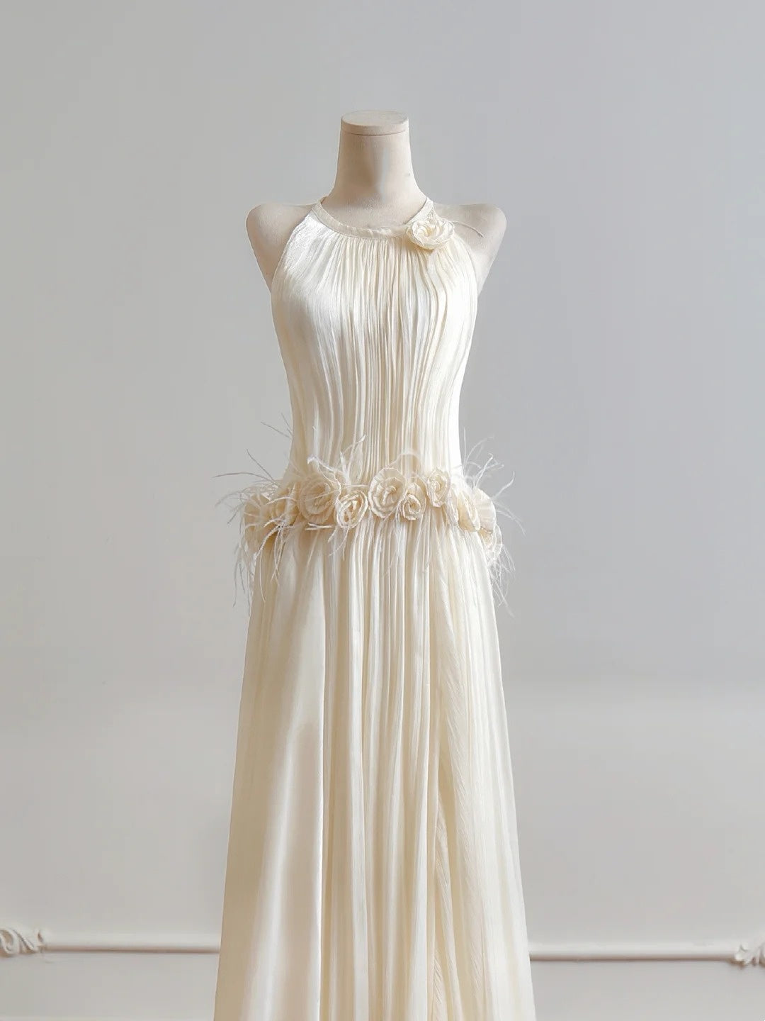 Charmante robe de mariée trapèze à col ras du cou et plissée D3387