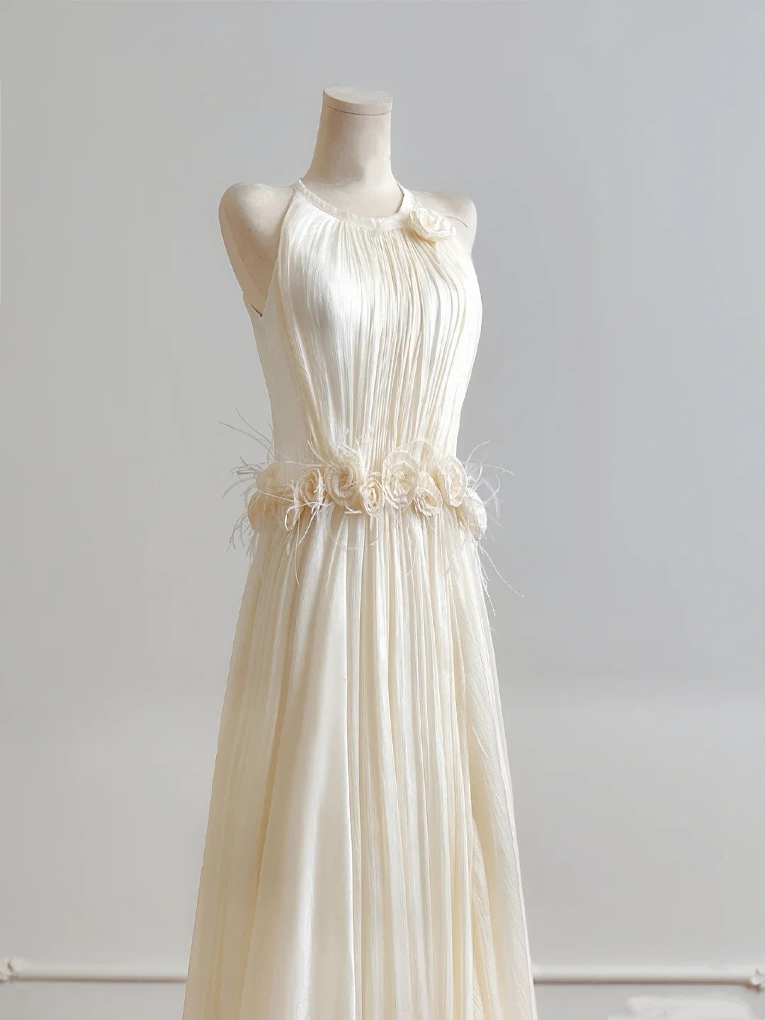 Charmante robe de mariée trapèze à col ras du cou et plissée D3387