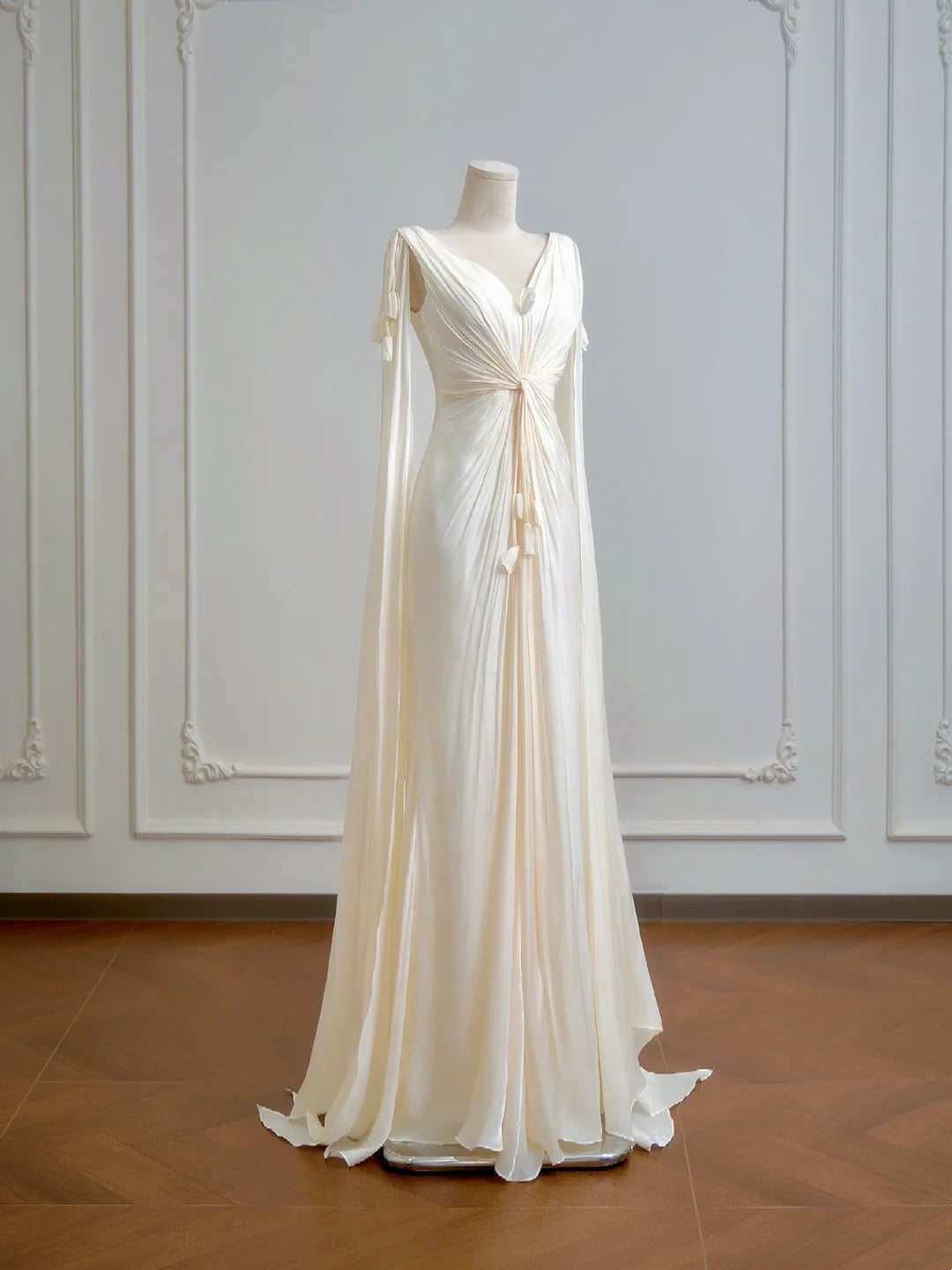 Robe de mariée élégante, coupe trapèze, col en V, plissée, D3388