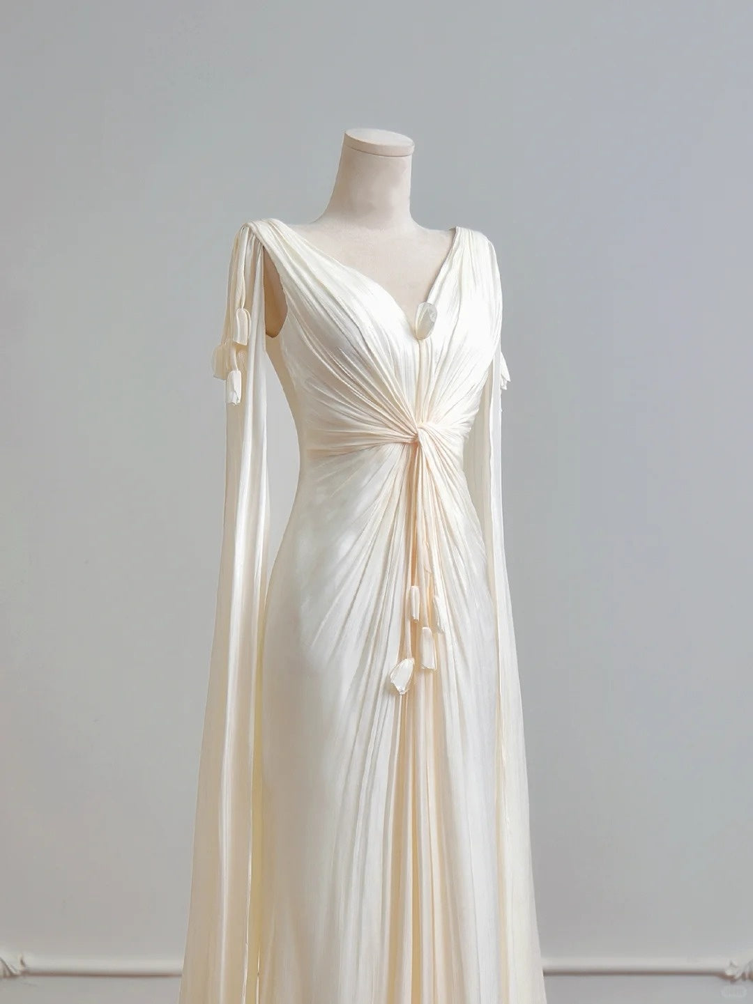 Robe de mariée élégante, coupe trapèze, col en V, plissée, D3388