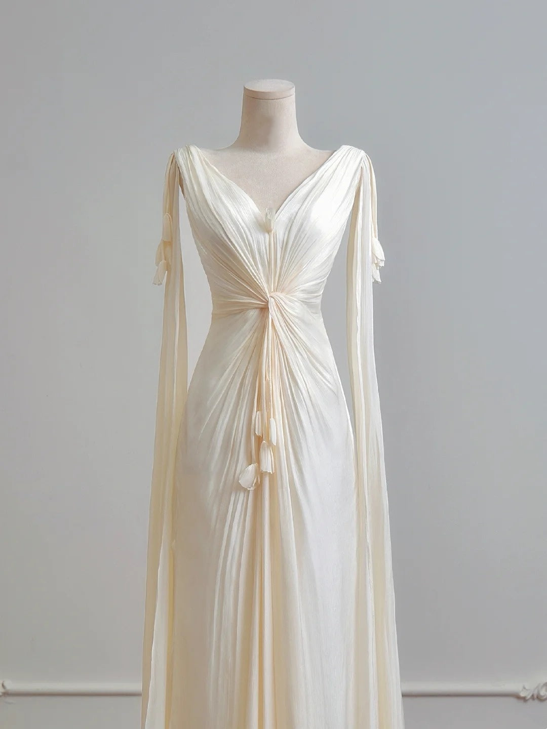 Robe de mariée élégante, coupe trapèze, col en V, plissée, D3388