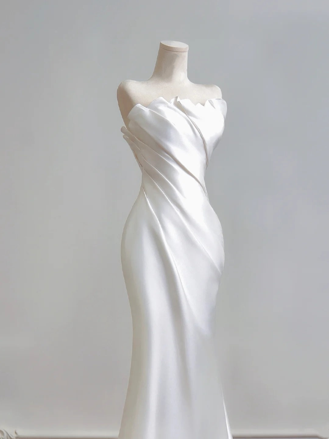 Jolie robe de mariée sirène plissée sans bretelles D3390