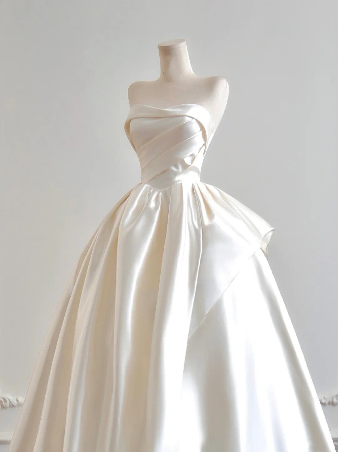 Robe de mariée élégante sans bretelles, robe de mariée plissée D3392