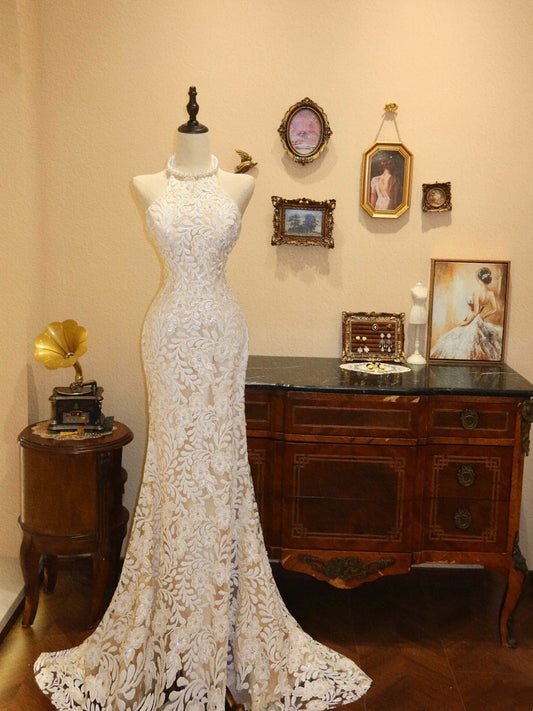 Robe de mariée élégante à col ras du cou et style sirène D3398