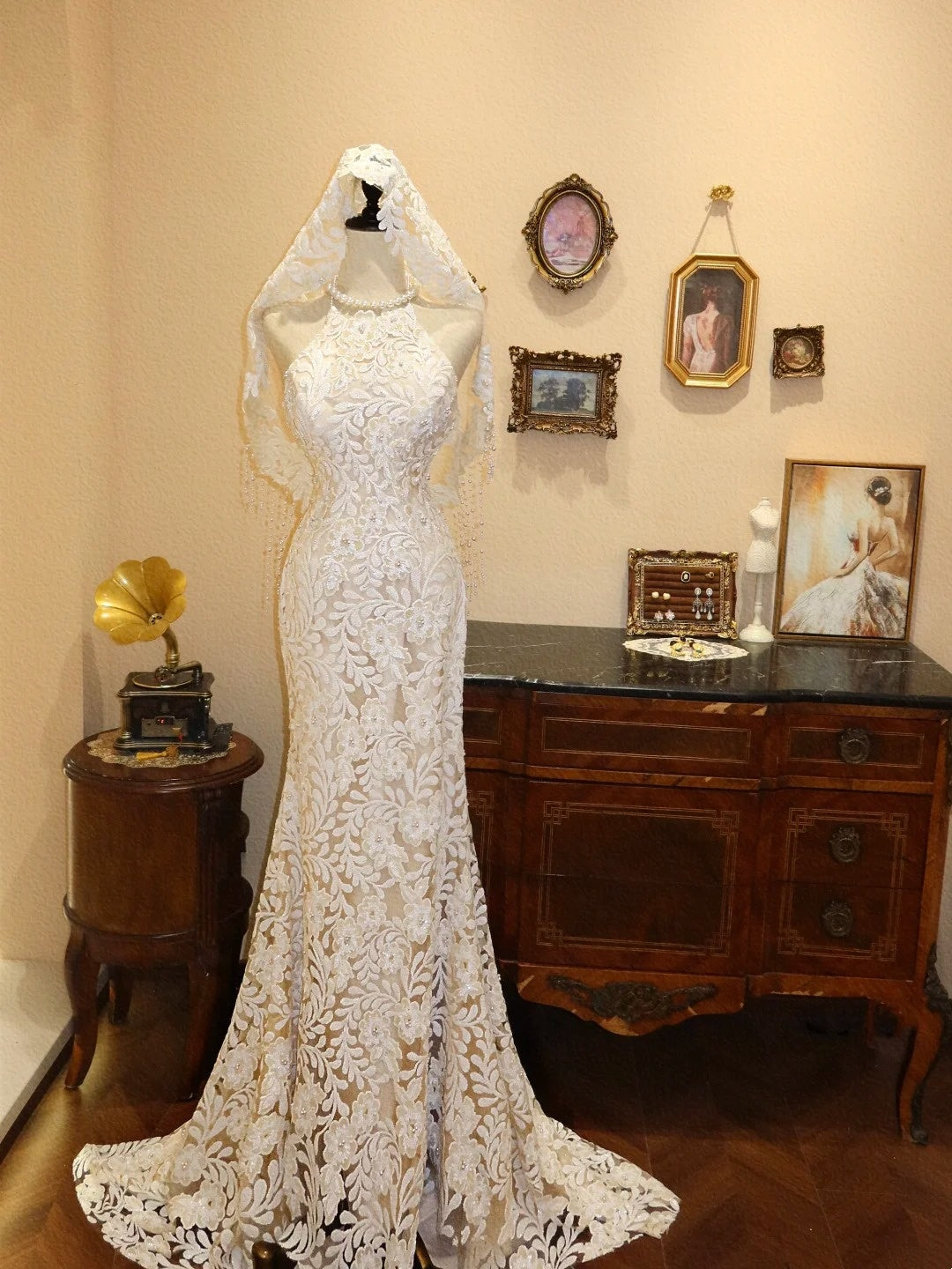 Robe de mariée élégante à col ras du cou et style sirène D3398