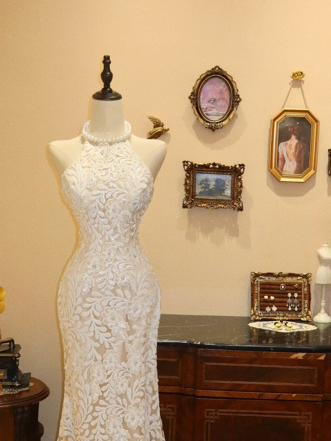 Robe de mariée élégante à col ras du cou et style sirène D3398