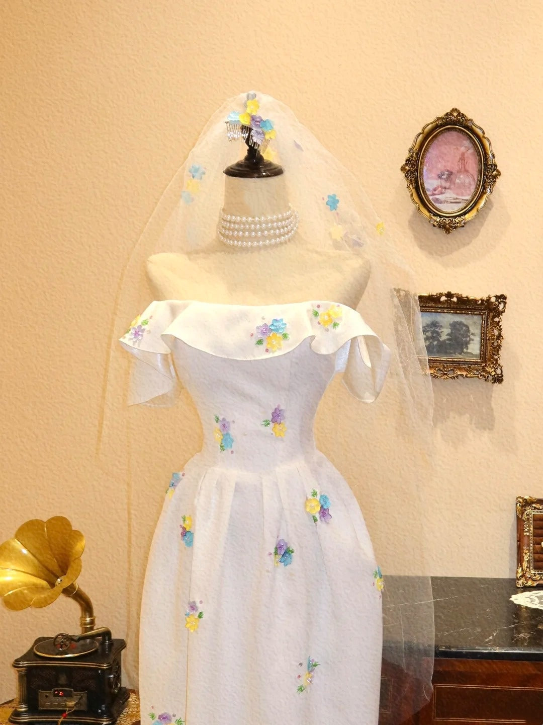 Robe de mariée à fleurs et épaules dénudées, la plus récente, D3399