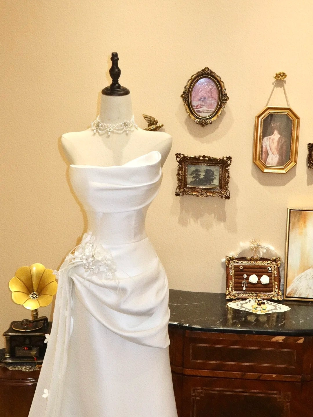 Robe de mariée minimaliste, coupe trapèze, sans bretelles, plissée, D3403