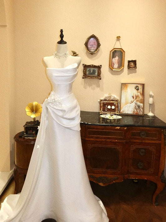 Robe de mariée minimaliste, coupe trapèze, sans bretelles, plissée, D3403