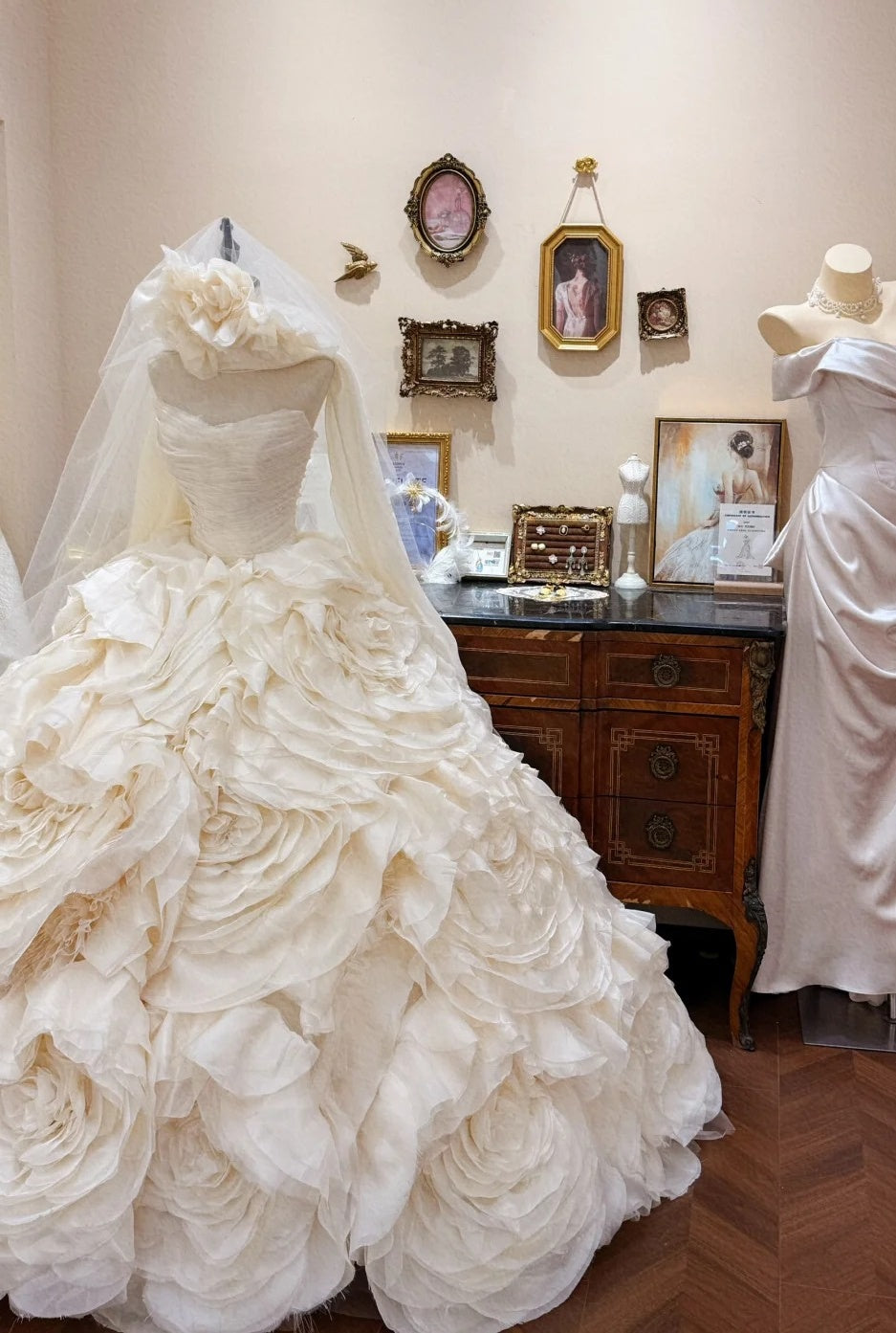 Robe de mariée rétro bustier à fleurs plissée à volants D3406