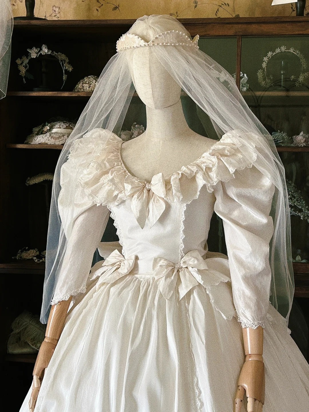 Retro Wedding Dress Crew Neck Pleated Wedding Dress D4005