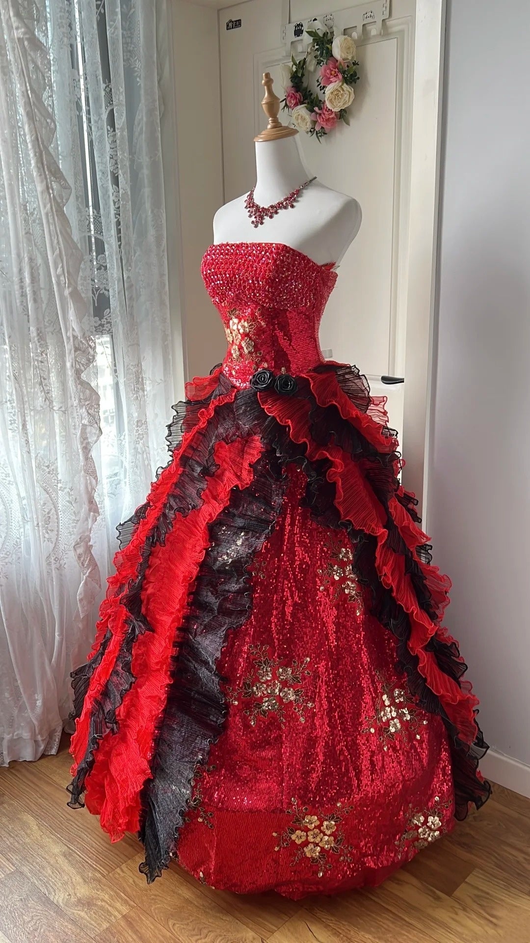 Stunning Prom Dress Strapless Pleated Ball Gown Evening Dress Sweet 16 Dress Birthday Party Outfits D4125