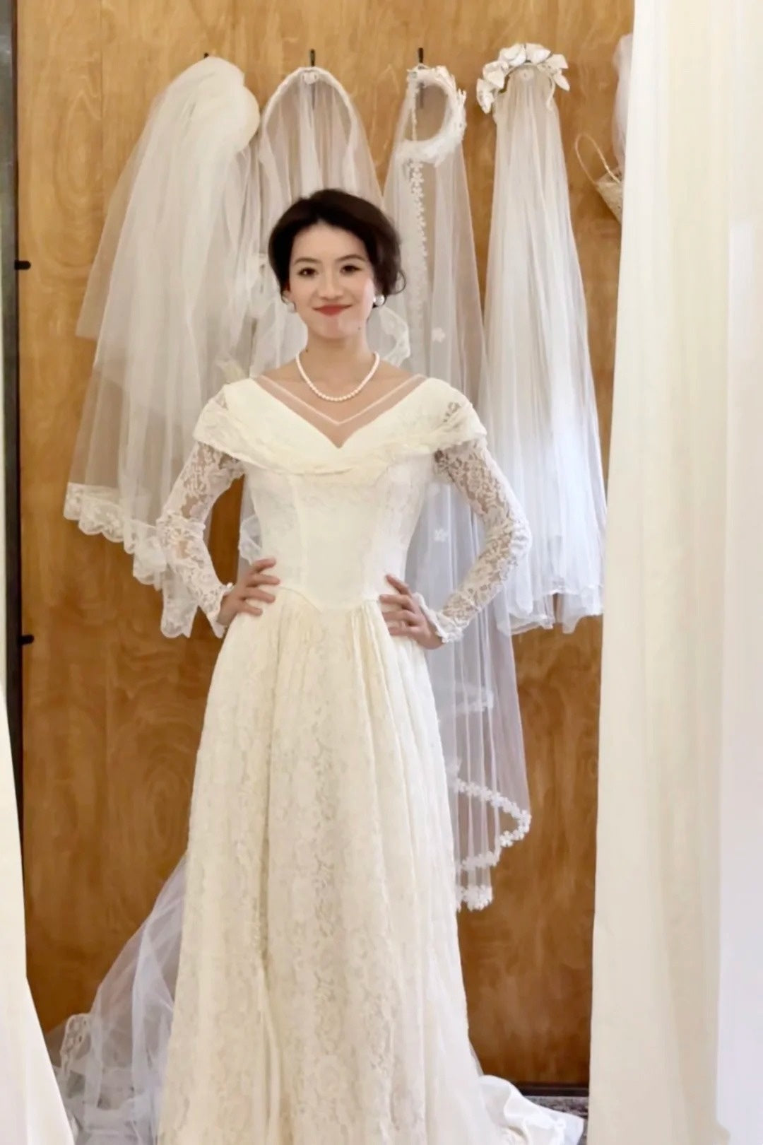 Retro Wedding Dress V-neck Lace Long Sleeves Pleated Wedding Dress D4217