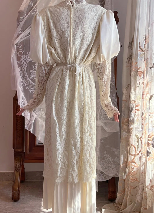 Retro Wedding Dress High Collar Long Sleeves Pleated Wedding Dress D4445