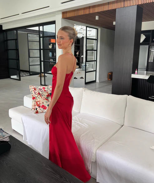 Robe de soirée simple en satin rouge à bretelles spaghetti et fente MD7735