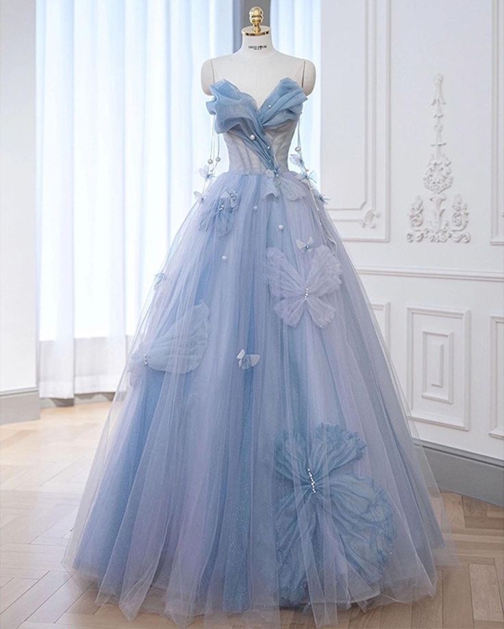 Robe de soirée longue en tulle bleu à décolleté en cœur et appliques MD7745