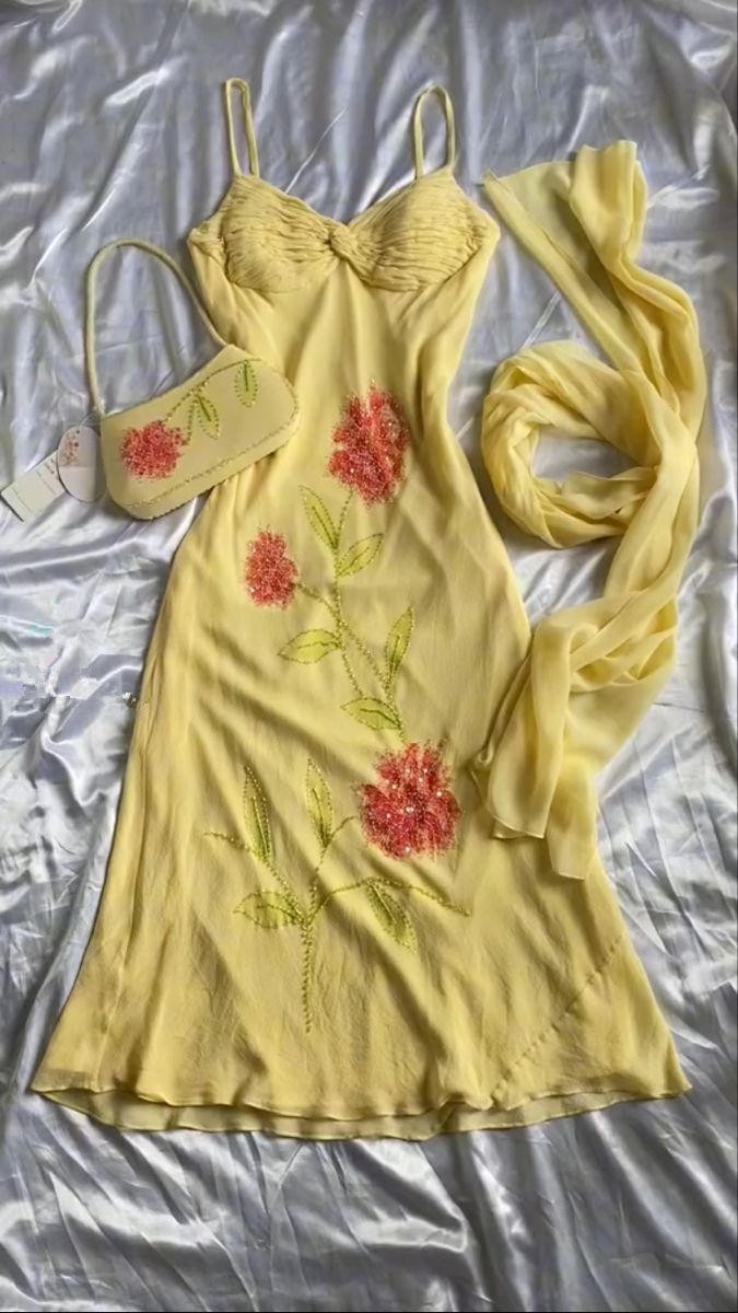 Robe de soirée longue vintage jaune à bretelles spaghetti et perles MD7752