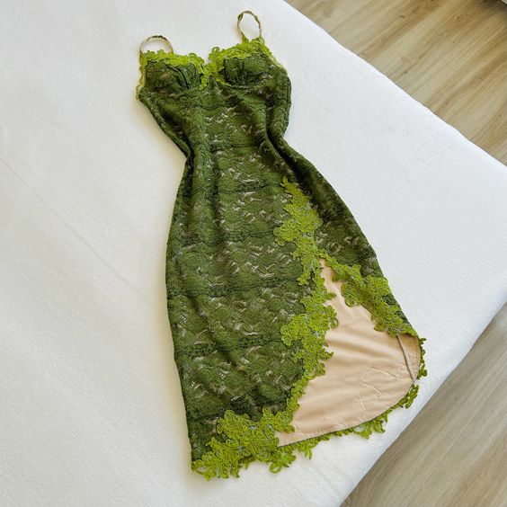 Robe de soirée fourreau verte à bretelles spaghetti en dentelle, MD7861