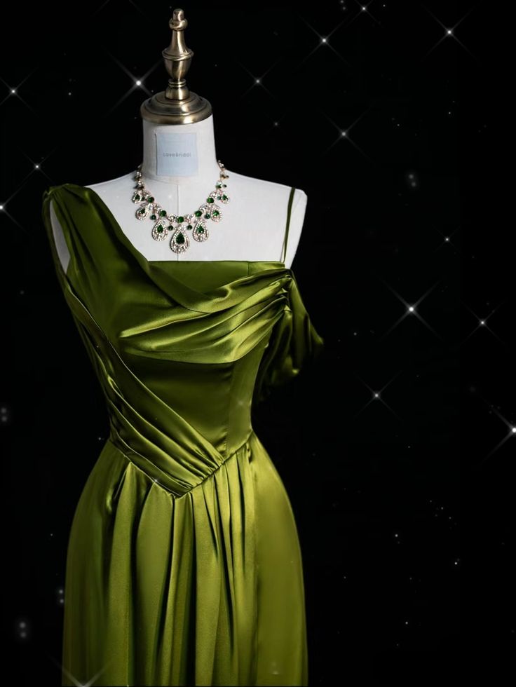 Robe de soirée longue en satin vert à bretelles, MD7944