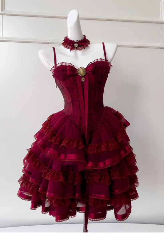 Robe de soirée vintage bordeaux à volants et bretelles spaghetti en dentelle, D1435