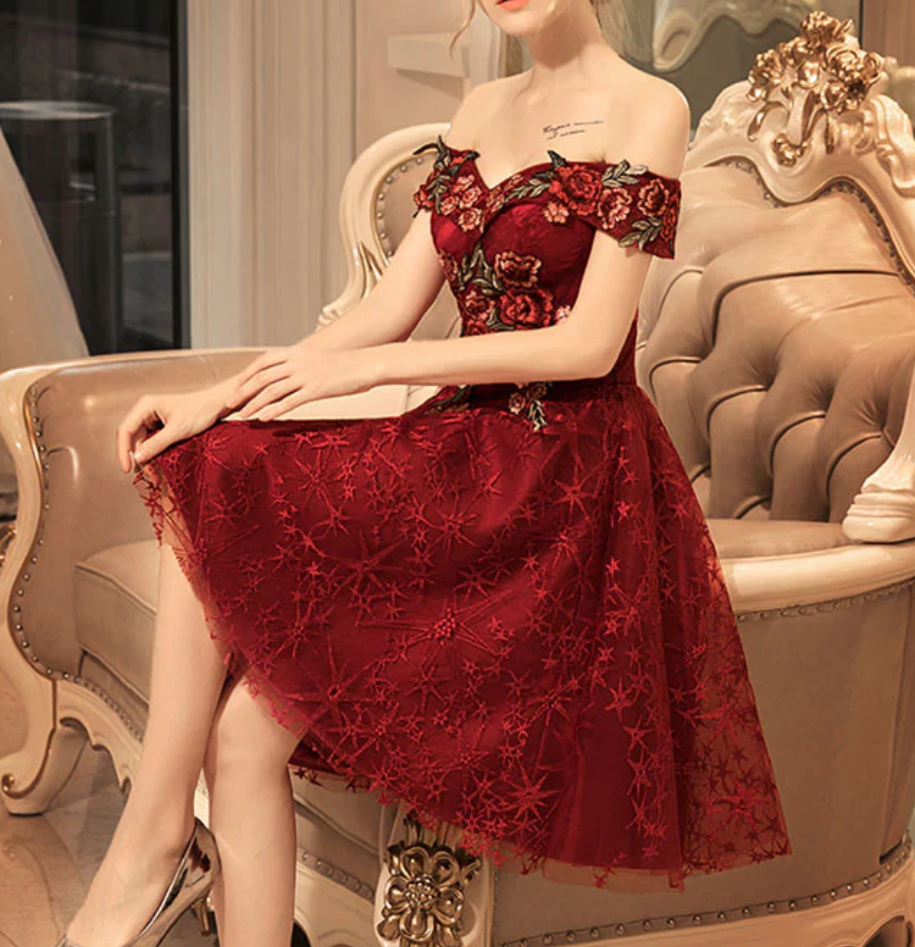 Vintage Burgundy Floral Applique Off-the-shoulder Design A-line Tulle Party Dress Homecoming Dress D1539