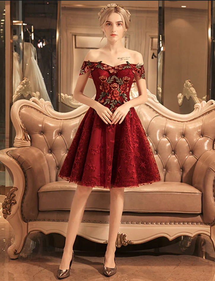 Vintage Burgundy Floral Applique Off-the-shoulder Design A-line Tulle Party Dress Homecoming Dress D1539