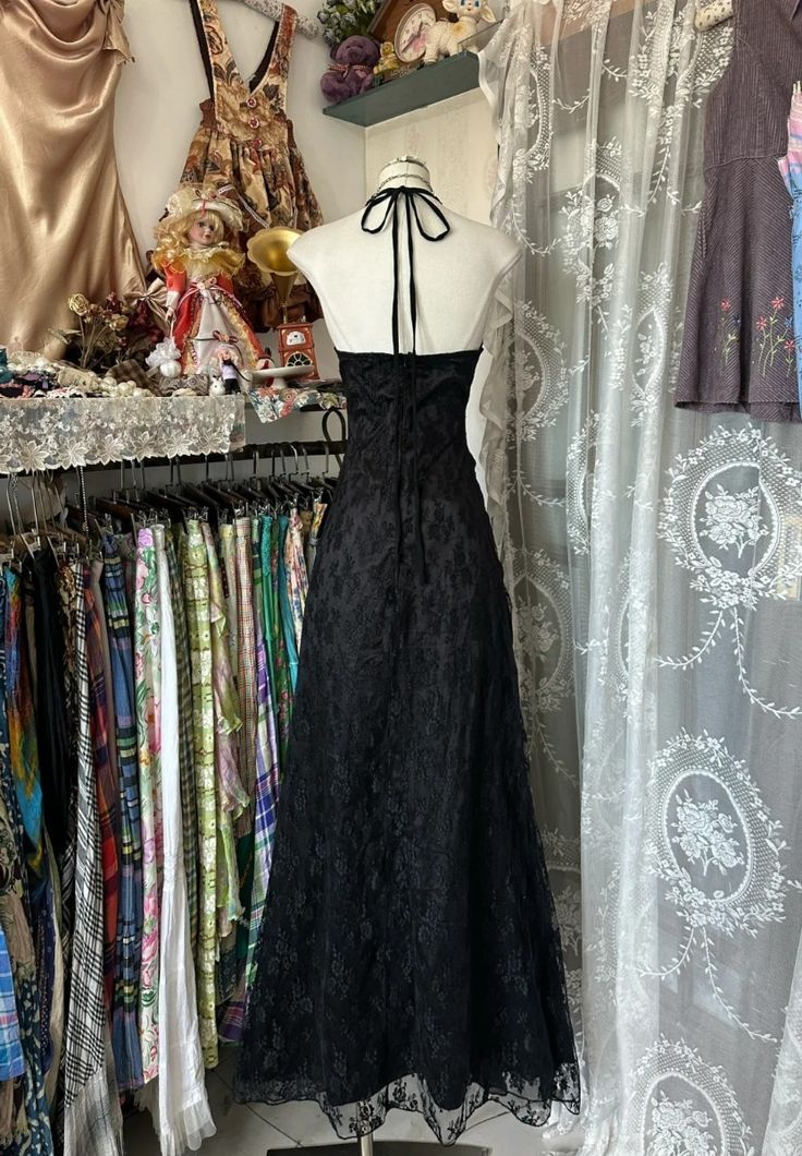 Robe de bal longue noire à col en V et dos nu en dentelle style vintage, D24