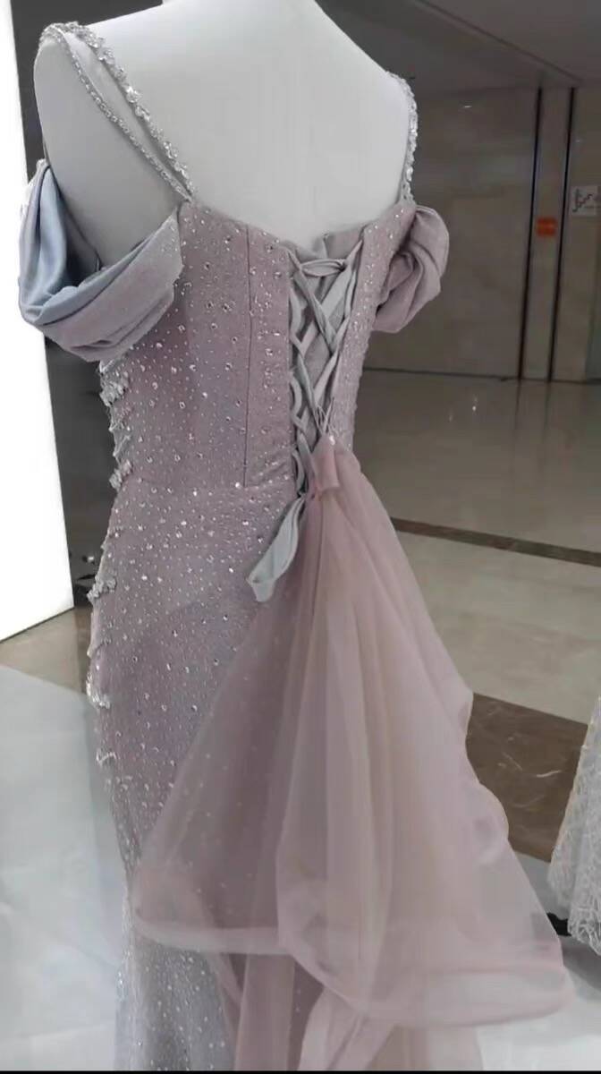 Robe de soirée longue sirène rose à bretelles et épaules dénudées, ornée de perles, D282