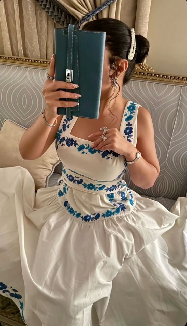 Robe de soirée longue blanche élégante à col carré et coupe trapèze, imprimée, MD7465