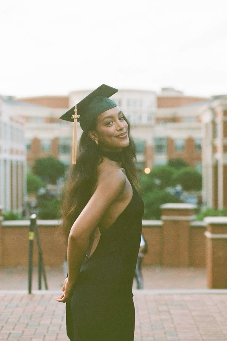 Schwarzes Neckholder-Kleid mit rückenfreiem Etuikleid aus Satin, lang, Partykleid, Abschlusskleid, D1038