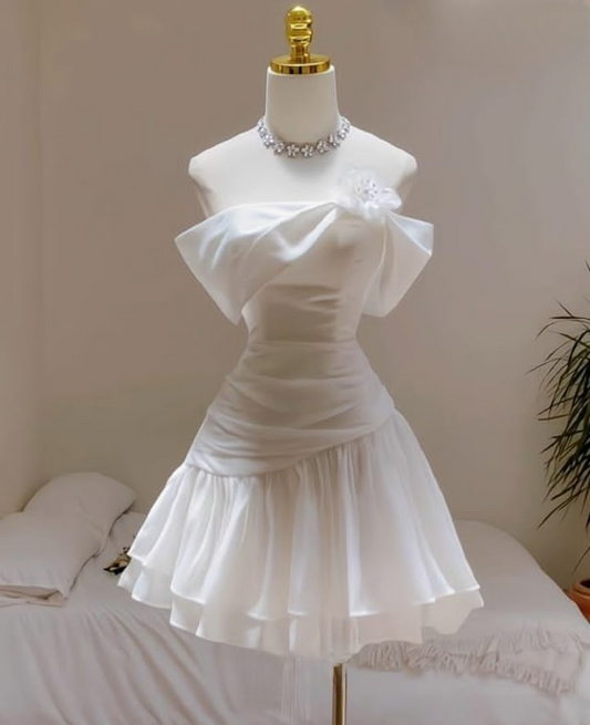 Robe de soirée courte blanche à épaules dénudées et coupe trapèze, D1094