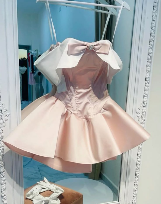 Robe courte rose en satin à épaules dénudées et coupe trapèze, idéale pour un anniversaire ou une soirée, D1096