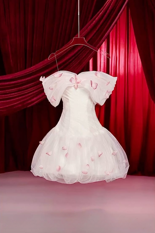 Weißes schulterfreies A-Linien-Kurzpartykleid mit Blütenblatt, D1136