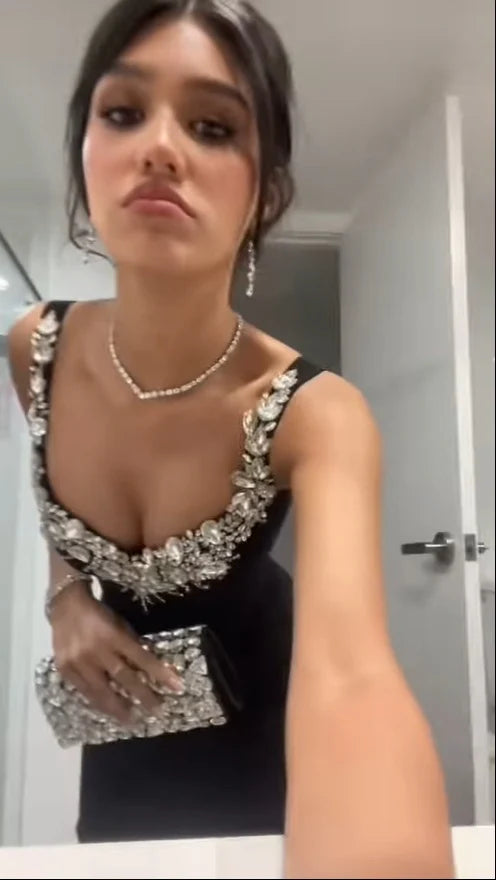 Robe de soirée longue élégante à bretelles noires et perles style sirène, D1186