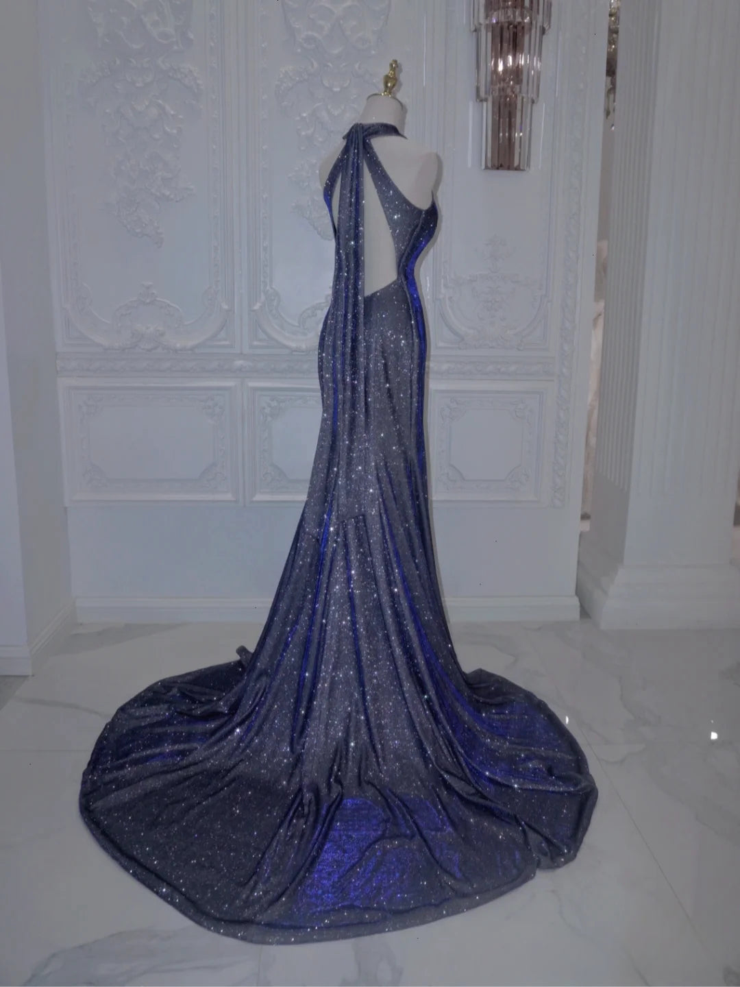 Robe de bal longue en satin bleu marine brillant, dos nu, style sirène, D197