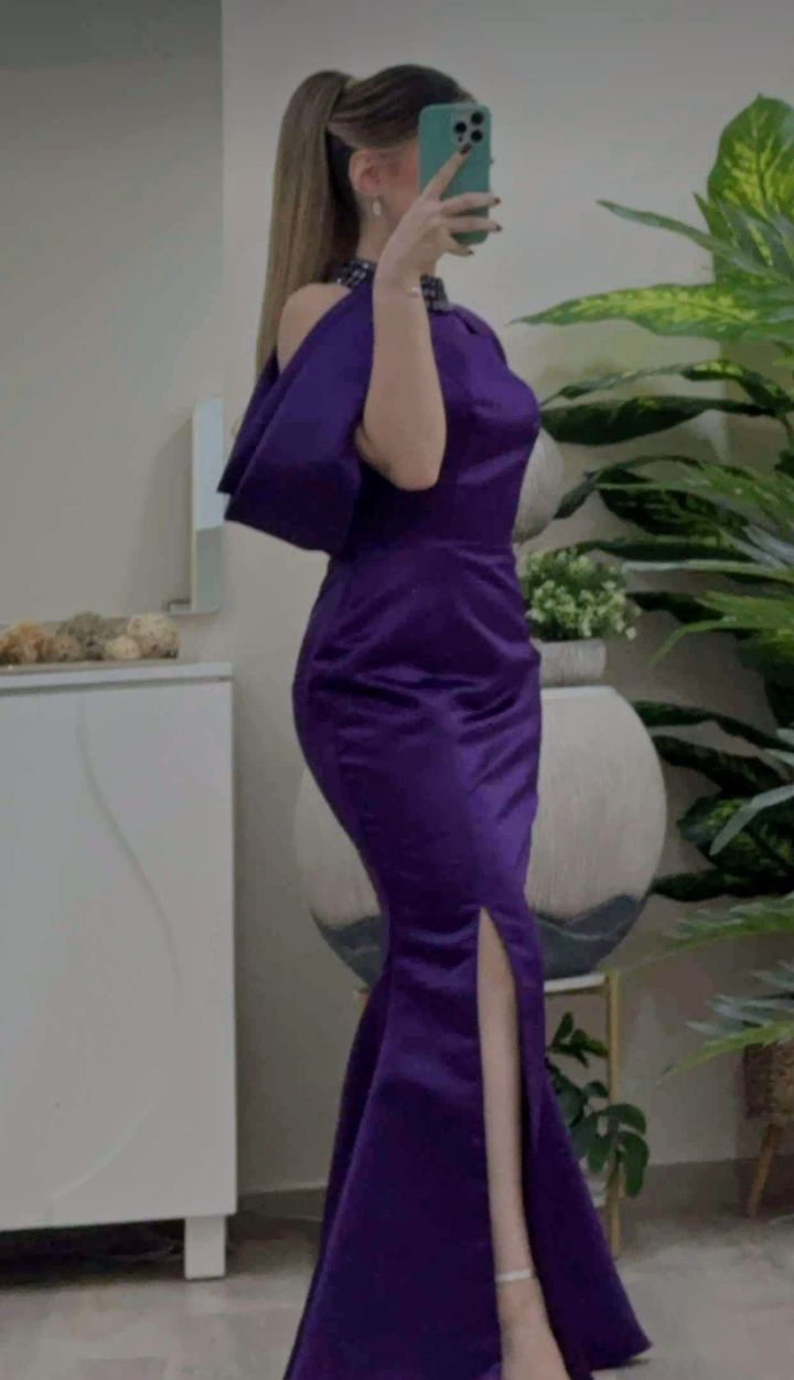 Robe de bal longue élégante en satin violet à col licou et coupe sirène, D199