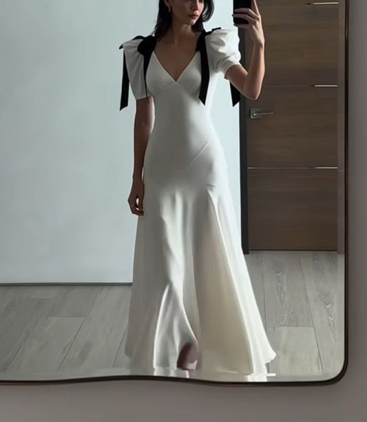 Robe de soirée longue blanche élégante à manches courtes et coupe trapèze, D272