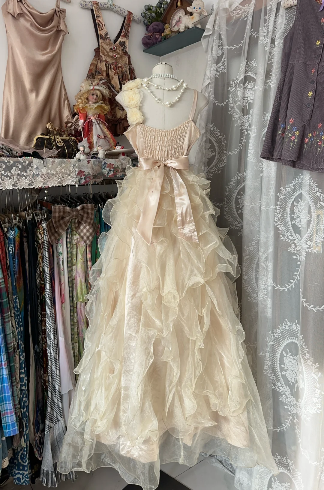 Robe de soirée longue vintage en organza à bretelles champagne et perles, D333