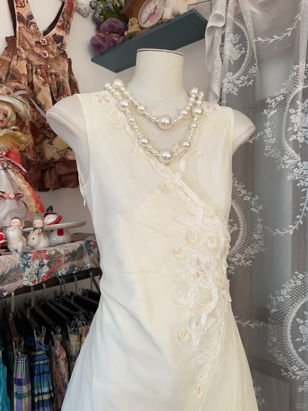 Hellelfenbeinfarbenes, ärmelloses A-Linien-Vintage-Abend- und Partykleid mit V-Ausschnitt, D334