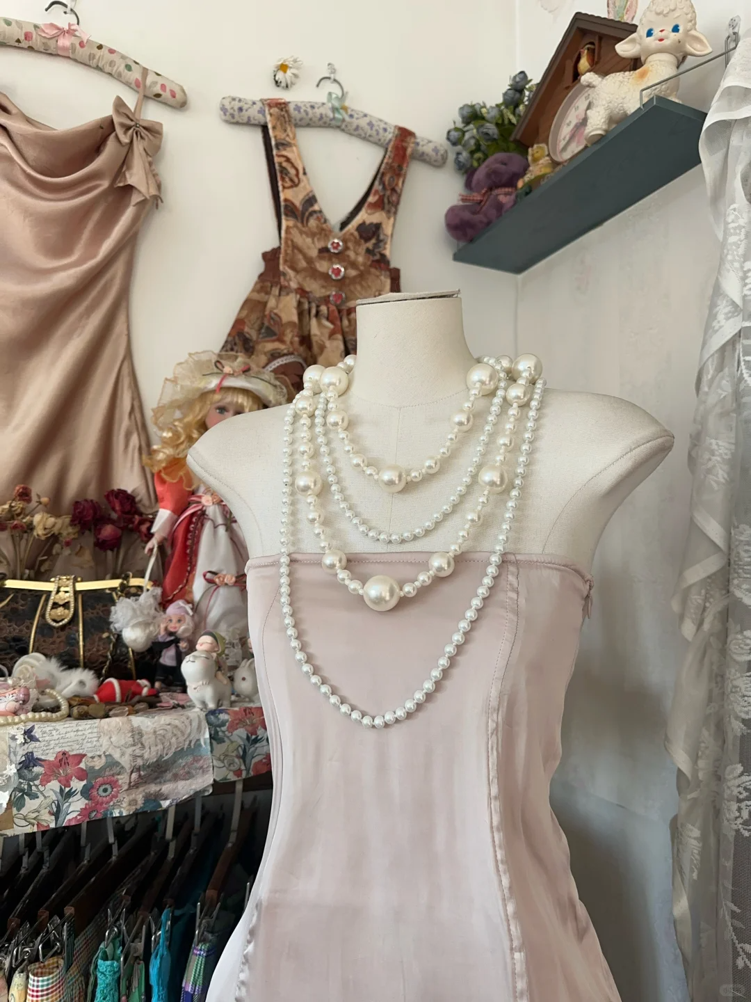 Hellrosa trägerloses A-Linien-Satin-Partykleid in Midilänge im Vintage-Stil, D335