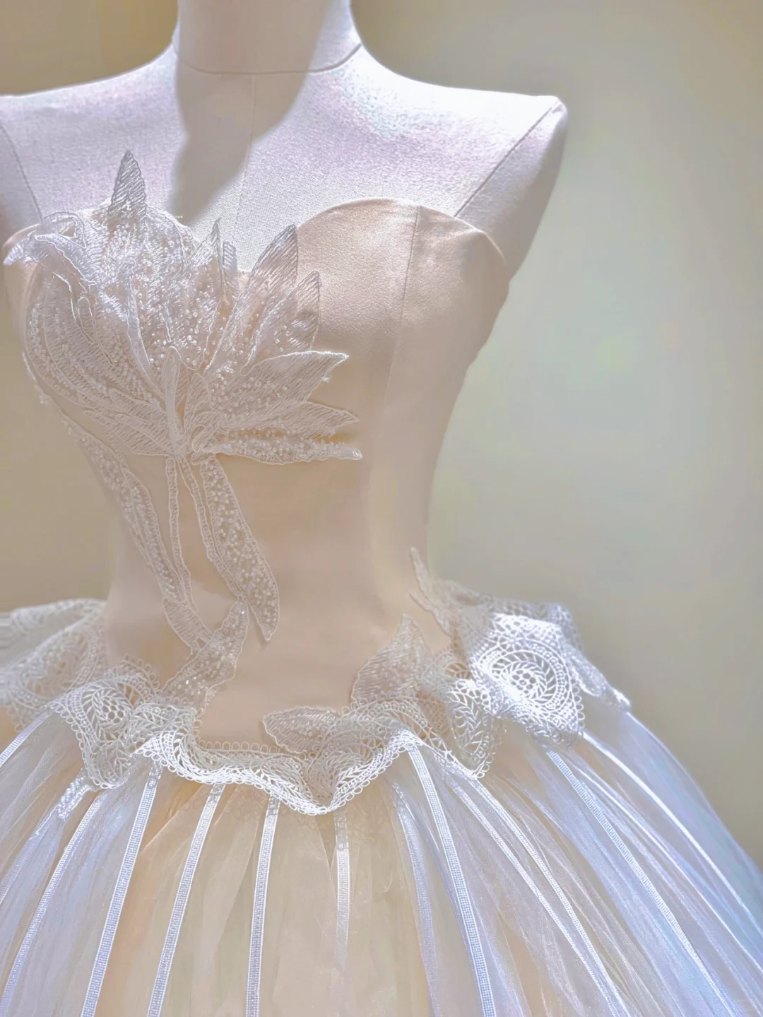 Wunderschönes A-Linien-Brautkleid mit Herzausschnitt und Tüllapplikationen, langes Ballkleid, D462