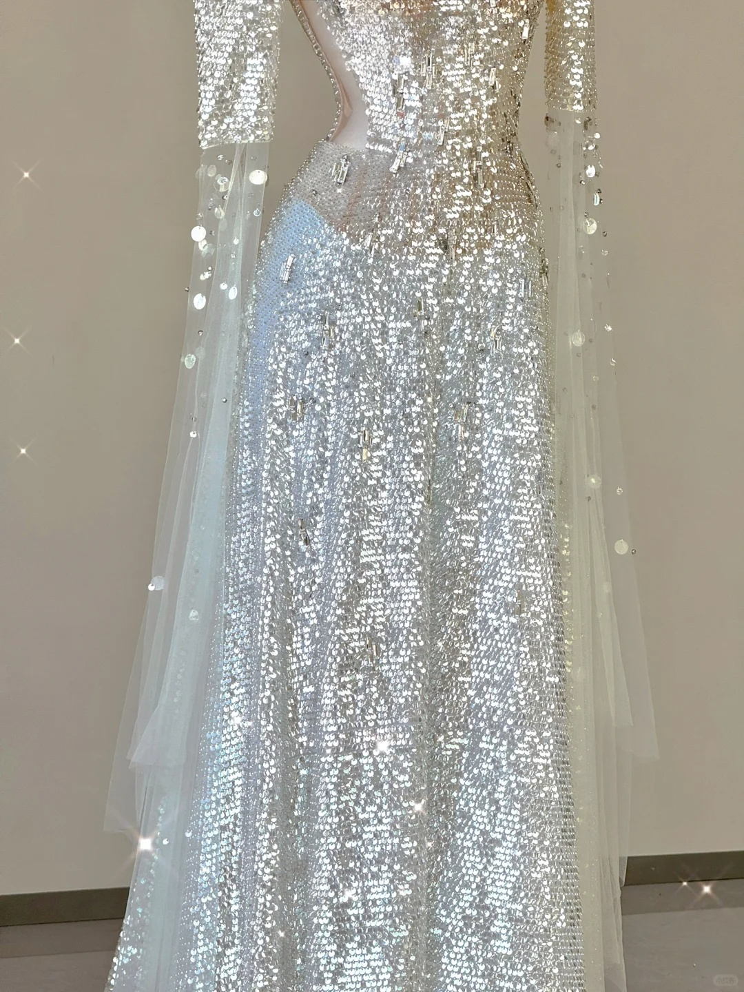 Robe de soirée longue de bal de fin d'année champagne à manches longues et paillettes, D467