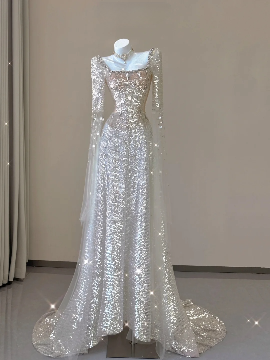 Robe de soirée longue de bal de fin d'année champagne à manches longues et paillettes, D467