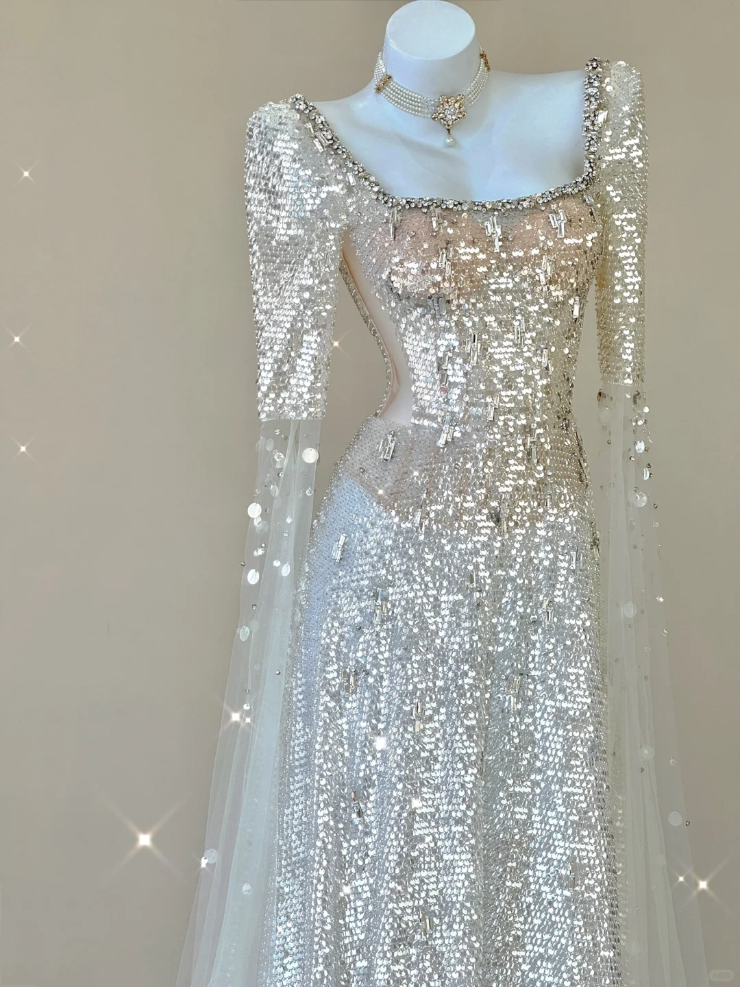 Robe de soirée longue de bal de fin d'année champagne à manches longues et paillettes, D467